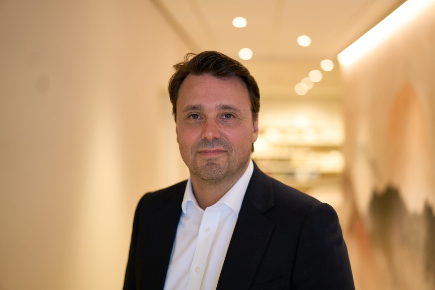Geoffrey Stampaert, uitvaartplanner bij Daems in Schoten, in gesprek met een familie